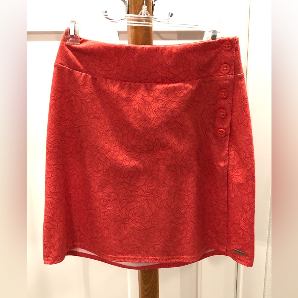 Merrell outdoors wrap skirt. Adorable color with stylish print & button details.